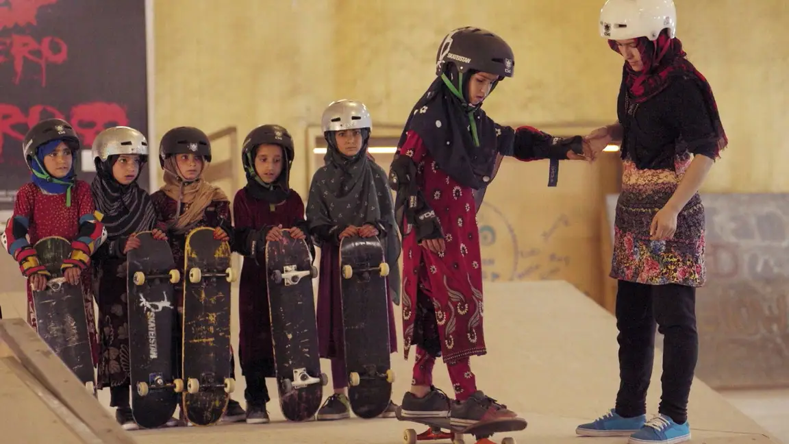 Aprendendo a andar de skate em uma zona de guerra - se voce e uma garota