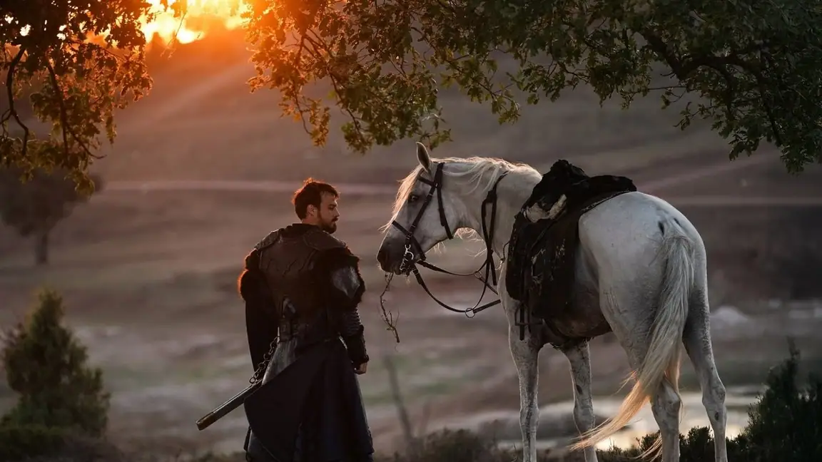 Cena da série Kuruluş: Orhan