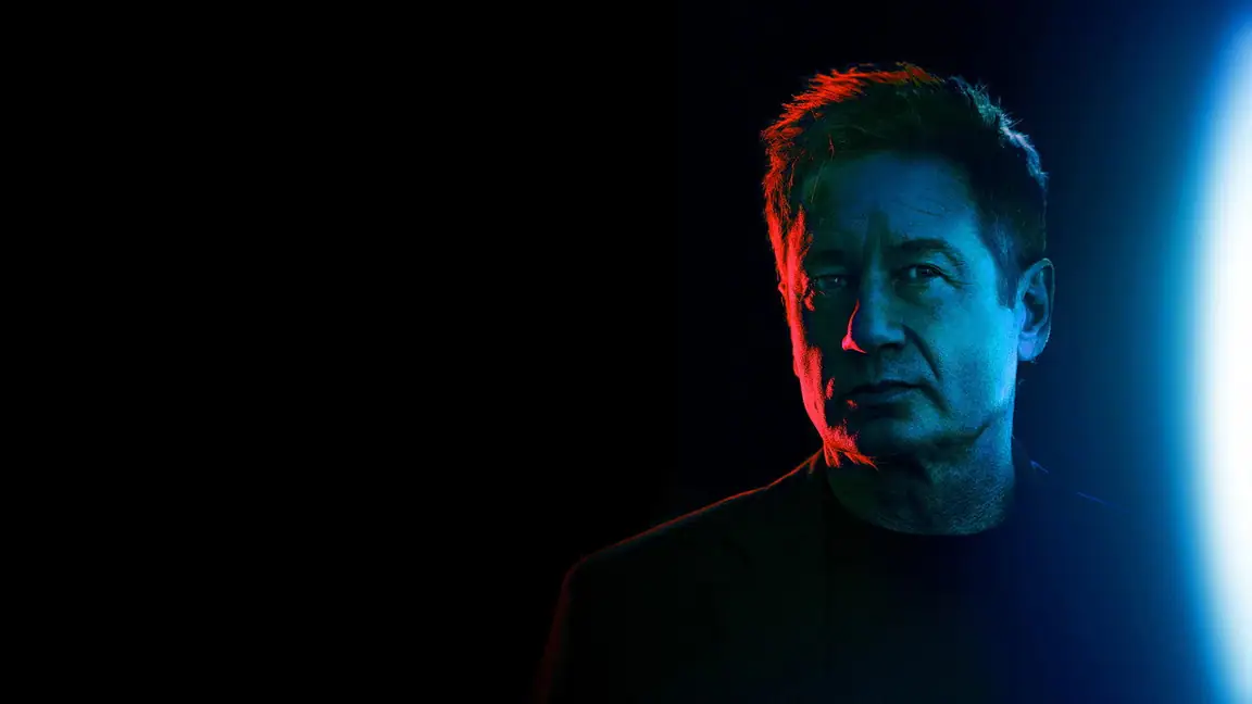 Cena da série Arquivos Desclassificados com David Duchovny