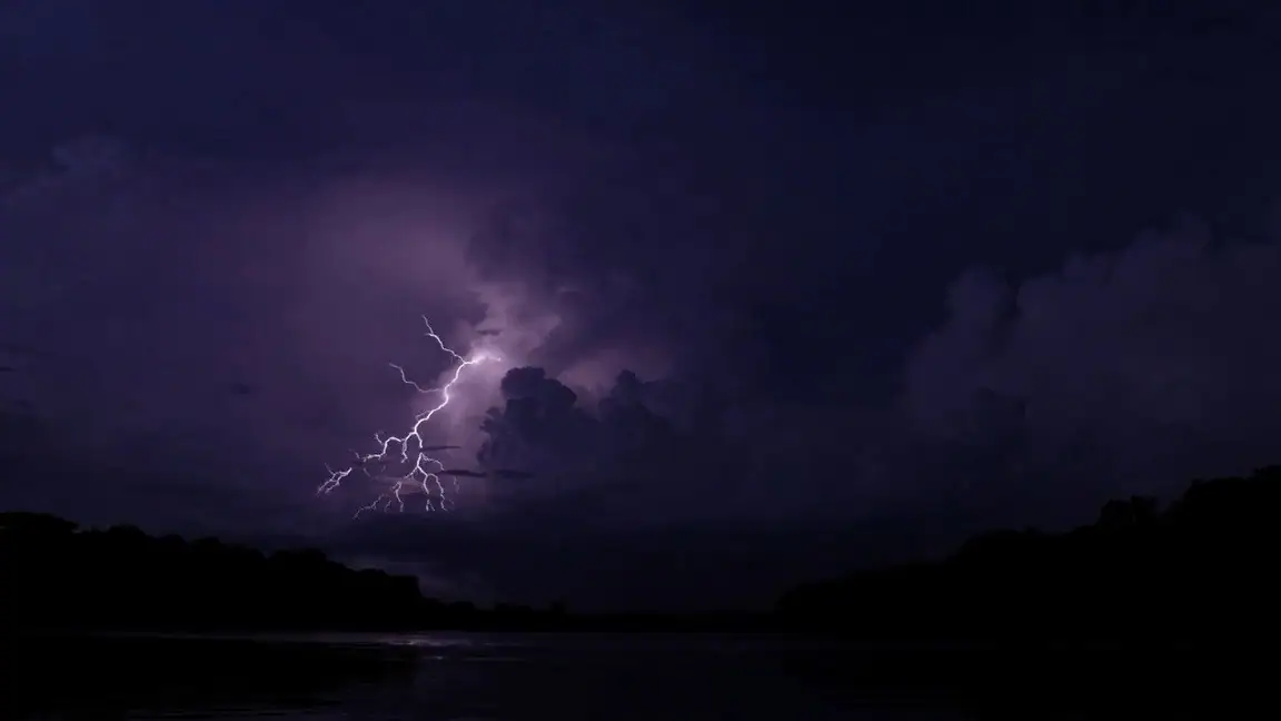 Cena da série Caca Tempestades