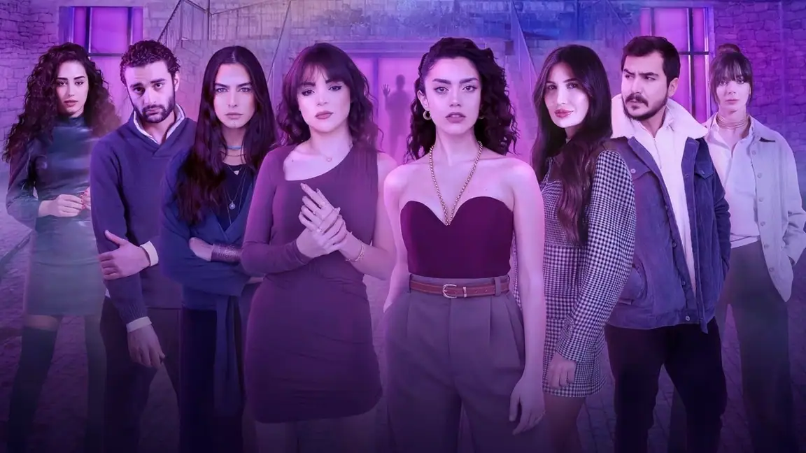 Cena da série Girls Play