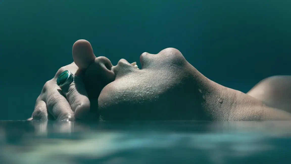 Cena da série Teal Swan: A Influencer Espiritual