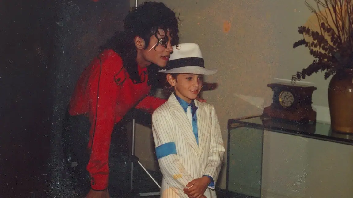 Cena da série Deixando Neverland