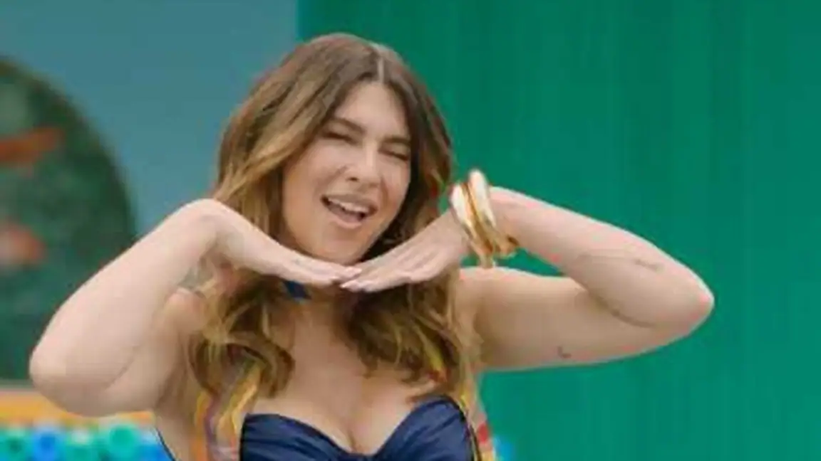 Cena da série Na Piscina Com Fe Paes Leme