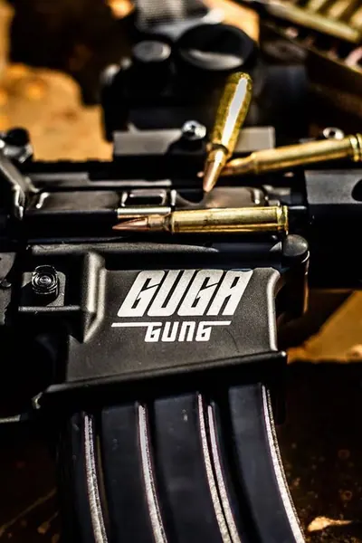 Cena da série Guga Guns